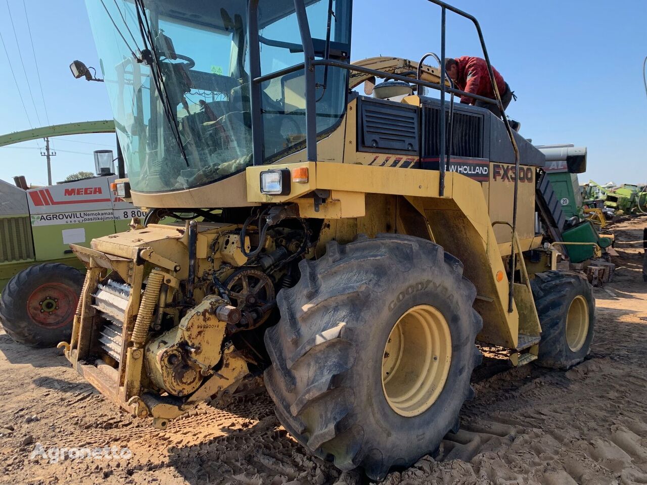 combină de recoltat furaje New Holland FX300 în bucăți