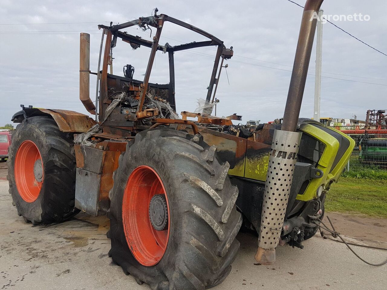 tractor cu roţi Claas XERION 3800 accidentate